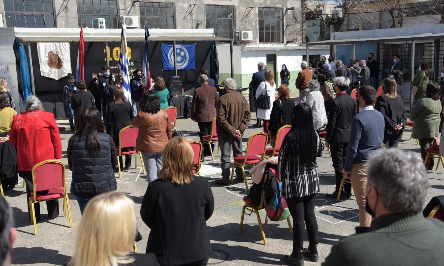 Invitados presentes durante acto conmemorativo por los 100 años de la Escuela Técnica "María Espínola Espínola" de San José.