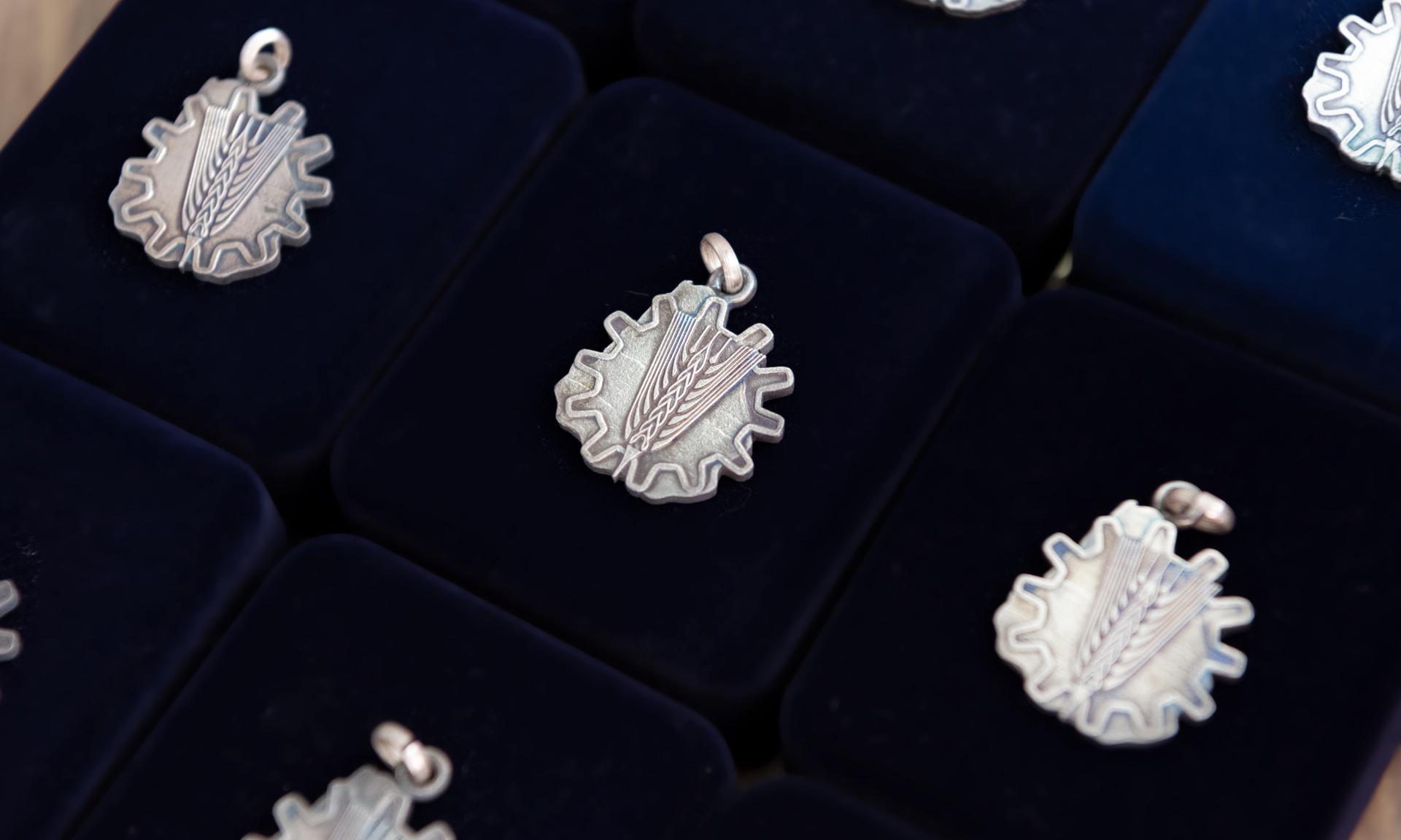 Medallas recordatorias con isotipo institucional del CETP-UTU