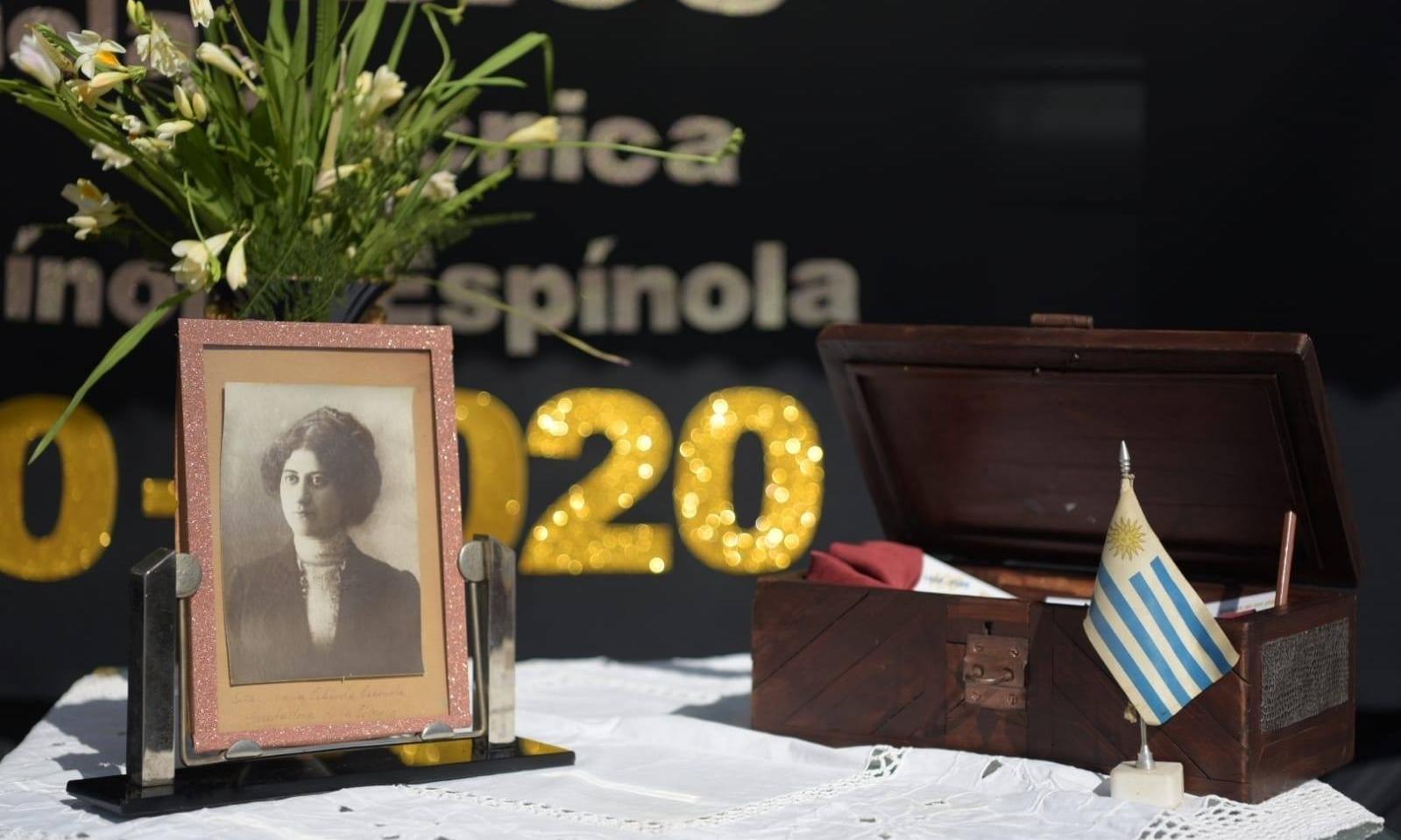 Mesa decorada con fotografía de "María Espínola Espínola", durante acto conmemorativo por los 100 años de la Escuela Técnica que lleva su nombre en San José.