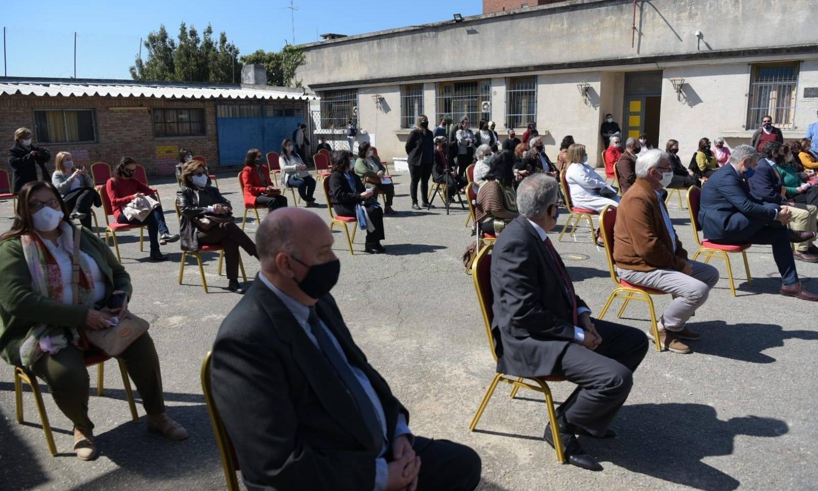 Asistentes durante el acto conmemorativo por los 100 años de la Escuela Técnica "María Espínola Espínola" de San José.