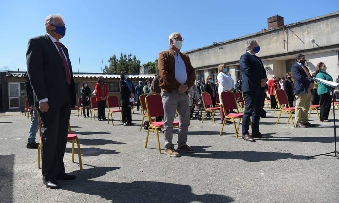 Autoridades en primera fila durante el acto conmemorativo por los 100 años de la Escuela Técnica "María Espínola Espínola" de San José.