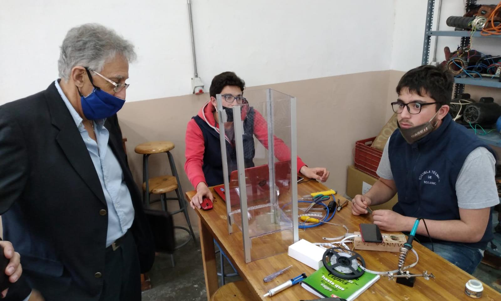 El Director General de UTU, Juan Pereyra, junto a estudiantes de la Escuela Técnica de Rosario (Colonia).
