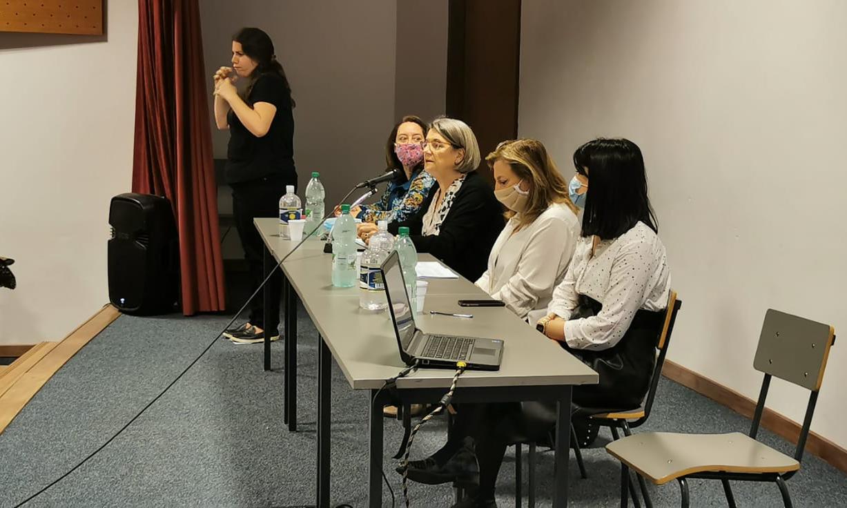 Autoridades durante exposición de apertura de la XIV Jornada de Educación y Género, denominada "Reflexiones en torno a las Masculinidades. Aportes en el camino hacia Noviazgos libres de violencia", en el Auditorio de la Escuela de Artes y Artesanías "Dr. Pedro Figari".