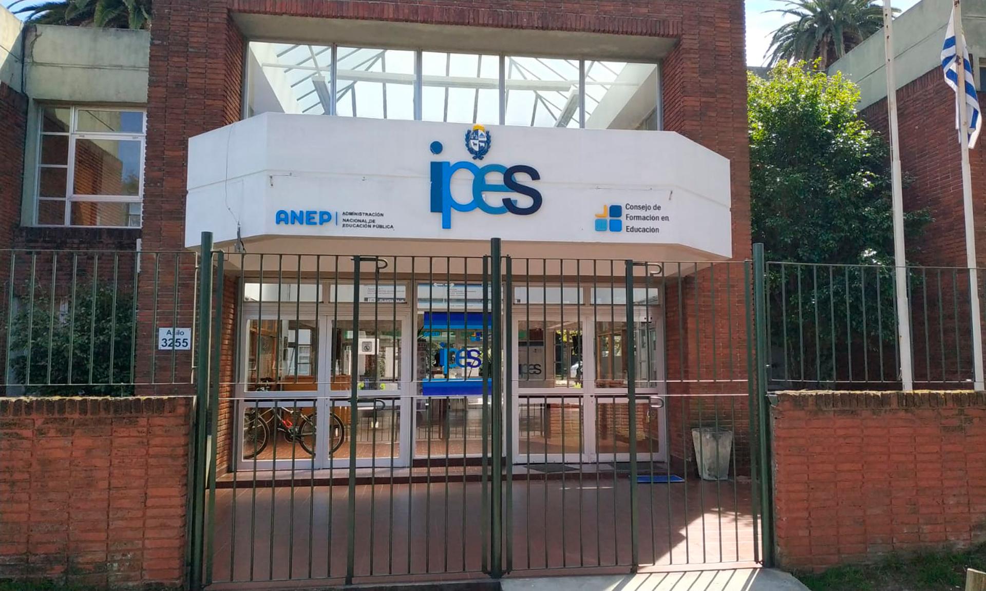 Fachada del Instituto de Perfeccionamiento y Estudios Superiores (IPES) del Consejo de Formación en Educación (CFE).