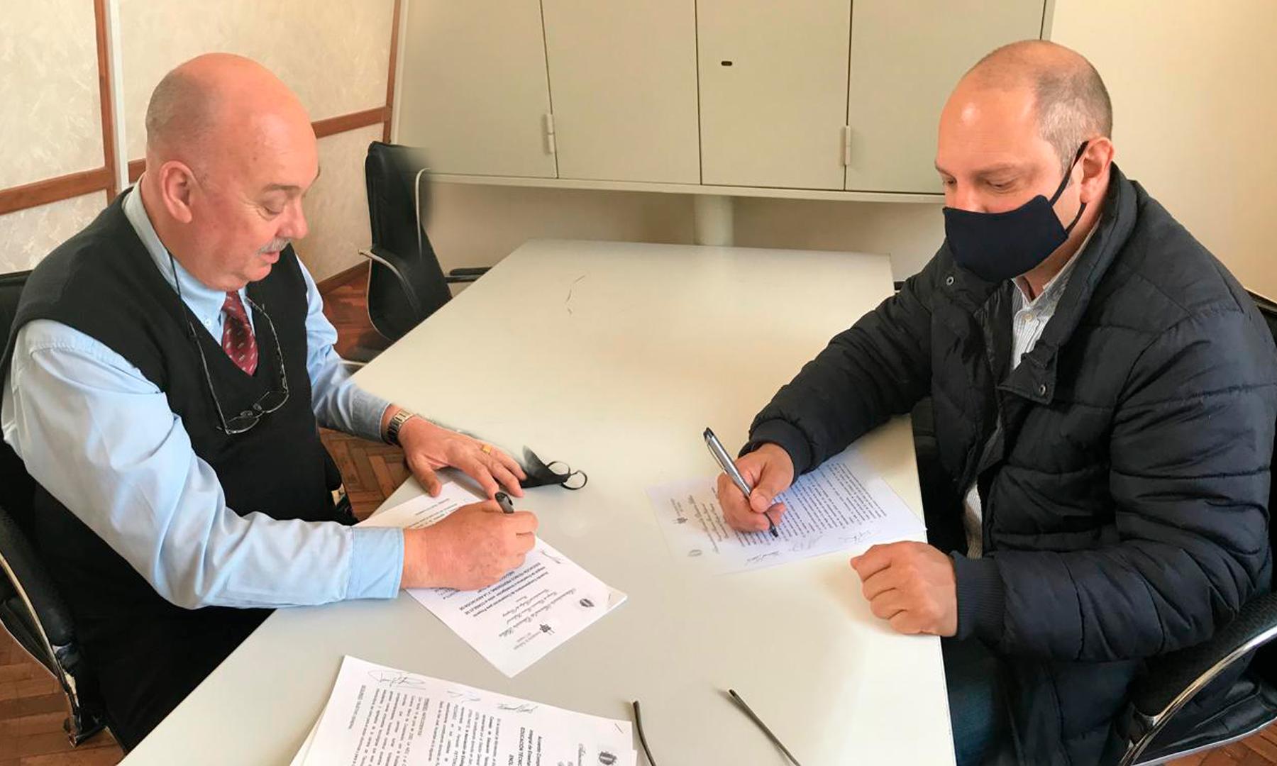 Autoridades de la Asociación de Enólogos del Uruguay y UTU durante la firma del acuerdo de Proyecto Integral de Enseñanza e Investigación.