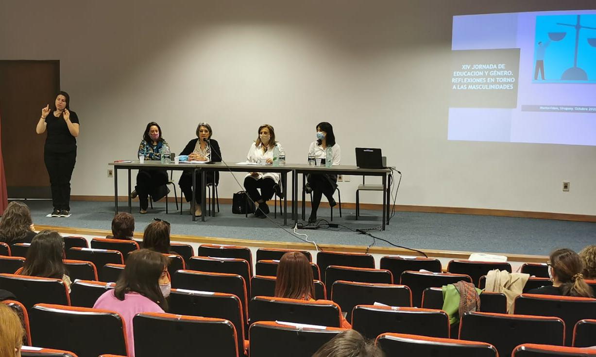 Autoridades en la apertura de la XIV Jornada de Educación y Género, denominada "Reflexiones en torno a las Masculinidades. Aportes en el camino hacia Noviazgos libres de violencia", en el Auditorio de la Escuela de Artes y Artesanías "Dr. Pedro Figari".