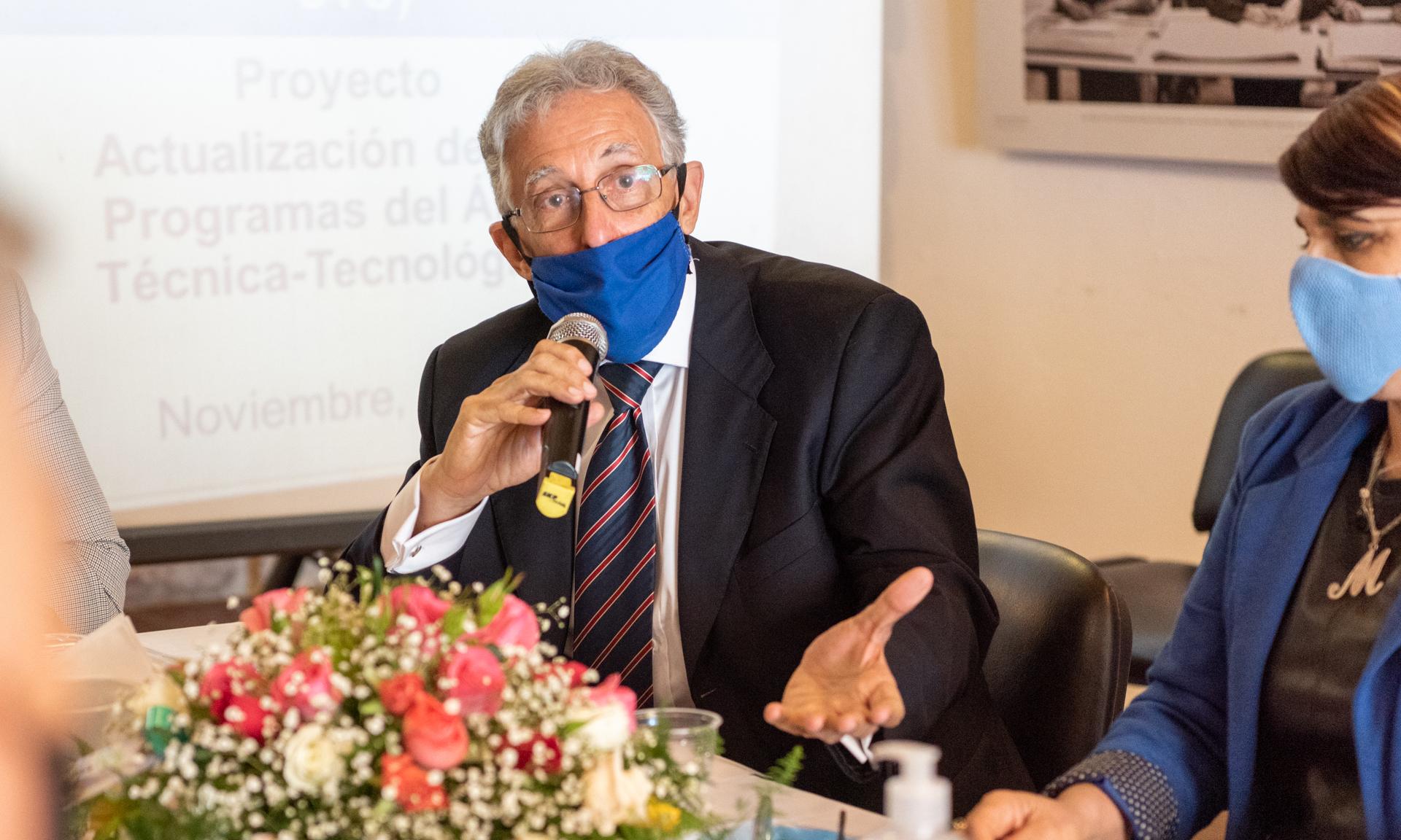 Director Pereyra presenta propuesta