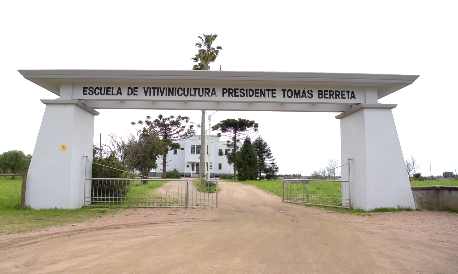 Fachada de la Escuela de Vitivinicultura "Presidente Tomás Berreta" de UTU en Las Piedras (Canelones).