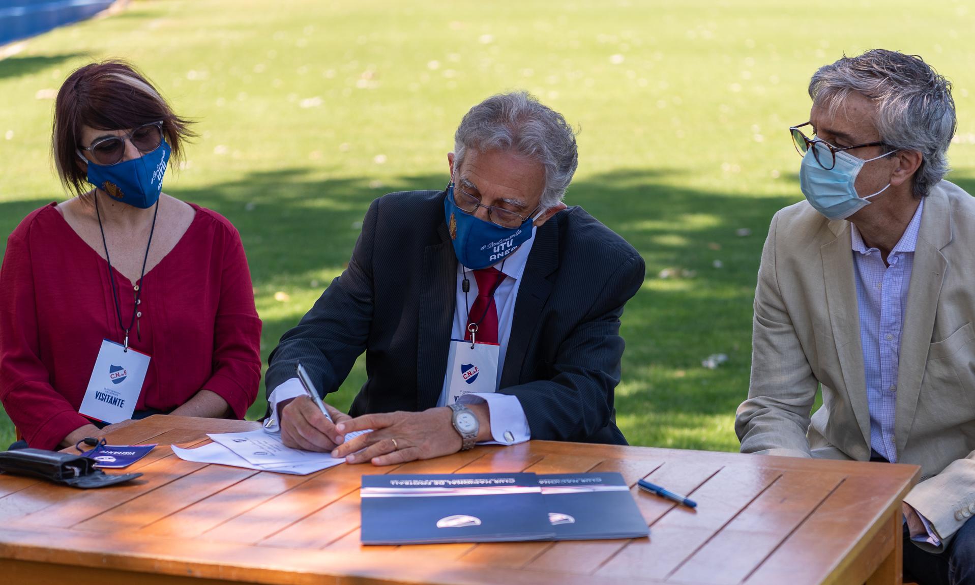 Ingeniero Agrónomo Juan Preyra firmando el convenio 