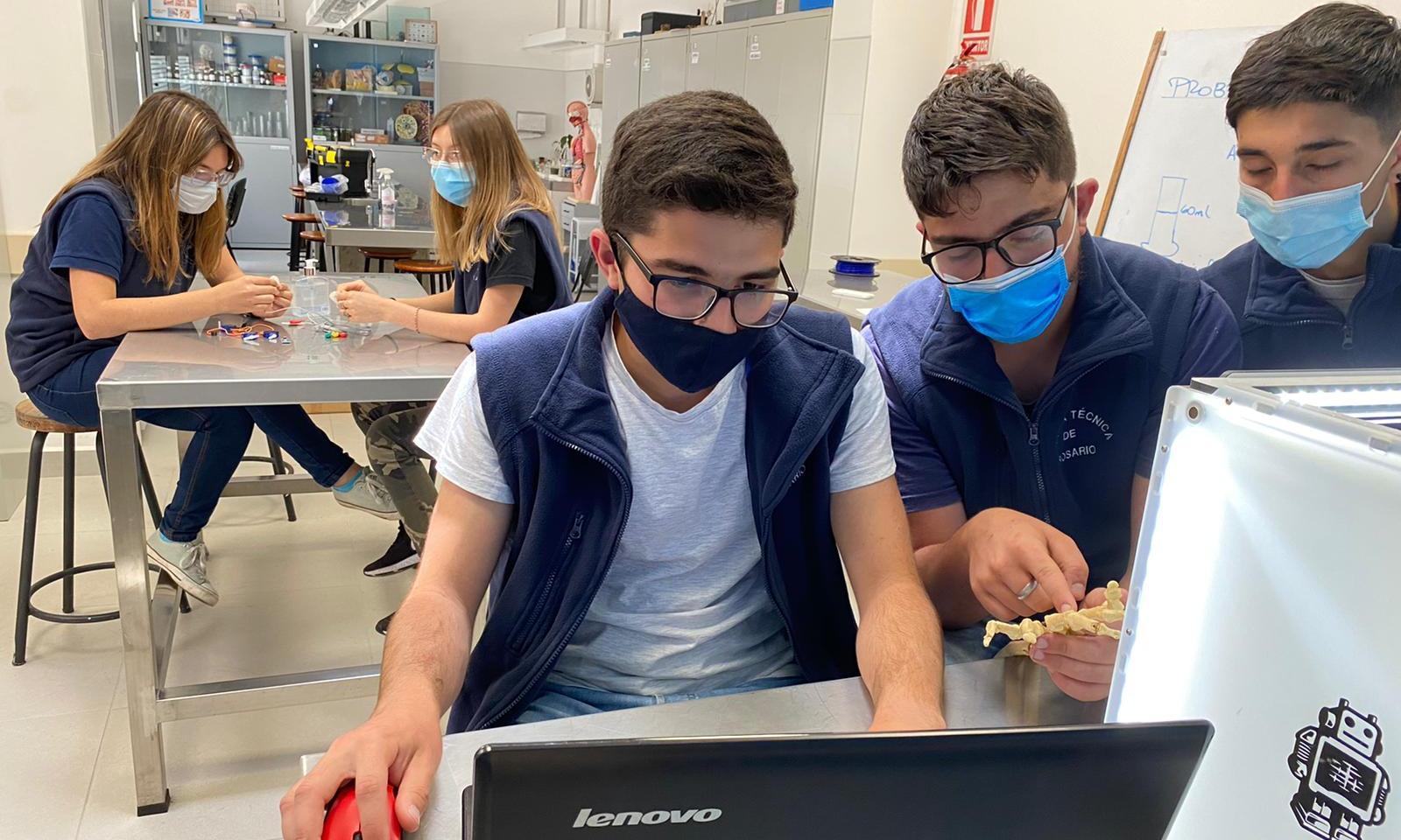 Equipo Protohand de la Escuela Técnica de Rosario (Colonia) trabajando en el desarollo del proyecto de elaboración de prótesis articulares accesibles y funcionales.