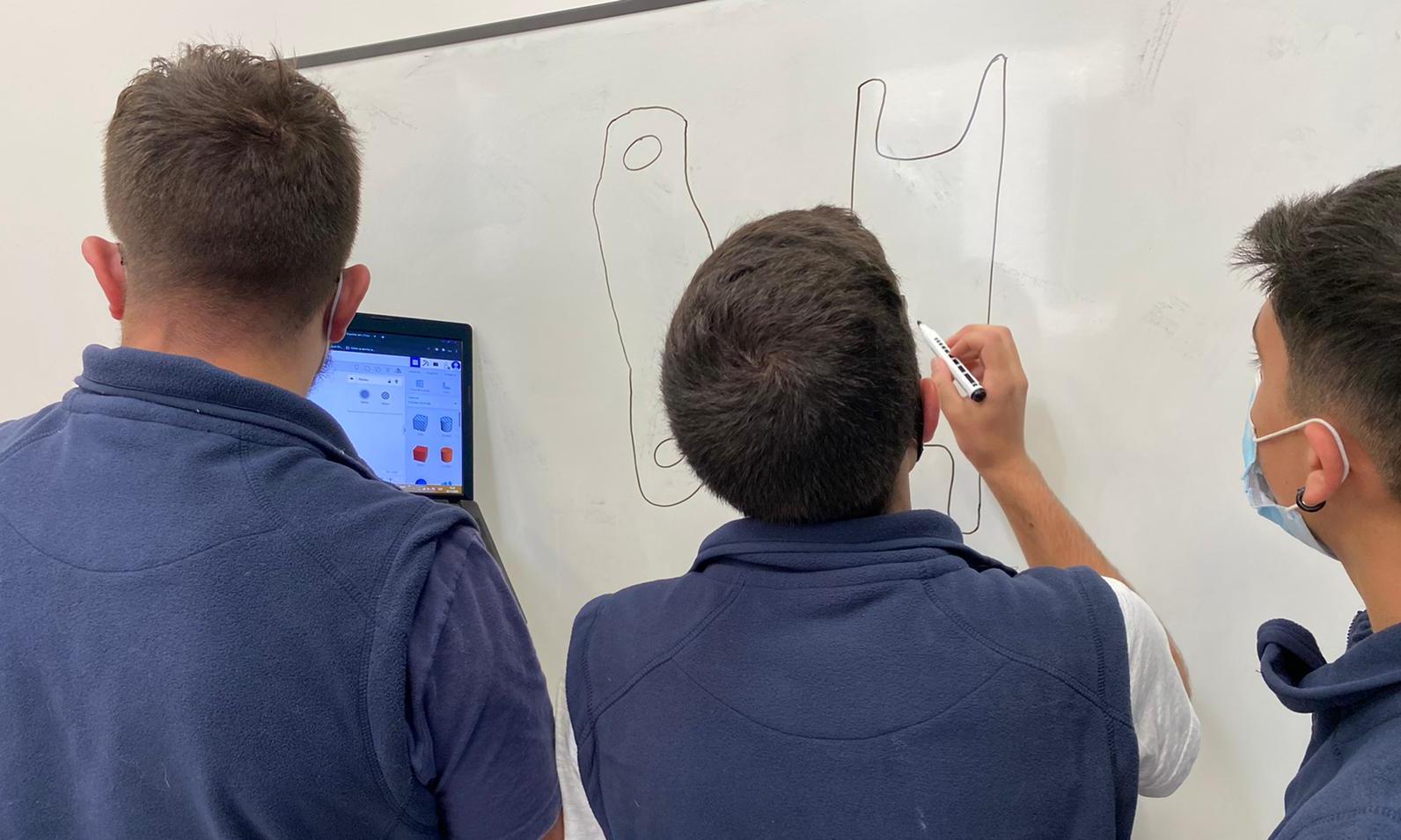 Equipo Protohand de la Escuela Técnica de Rosario (Colonia) trabajando en el desarollo del proyecto de elaboración de prótesis articulares accesibles y funcionales.