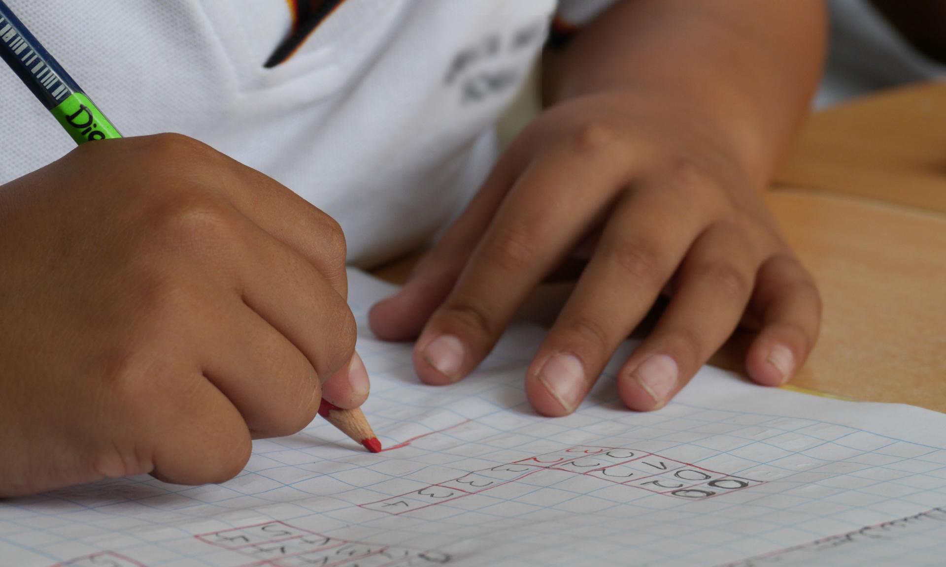 Niño escribiendo