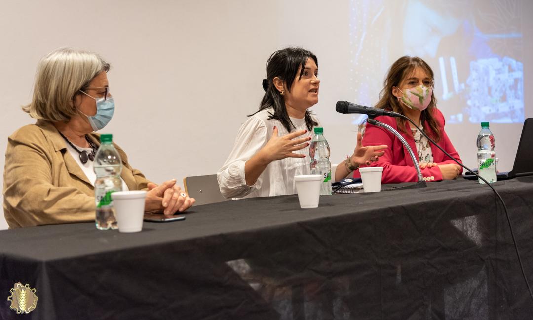 Exposición de autoridades durante mesa de apertura de la jornada Mujeres en Ciencia y Tecnología, en el Auditorio de la Escuela de Artes y Artesanías "Dr. Pedro Figari".