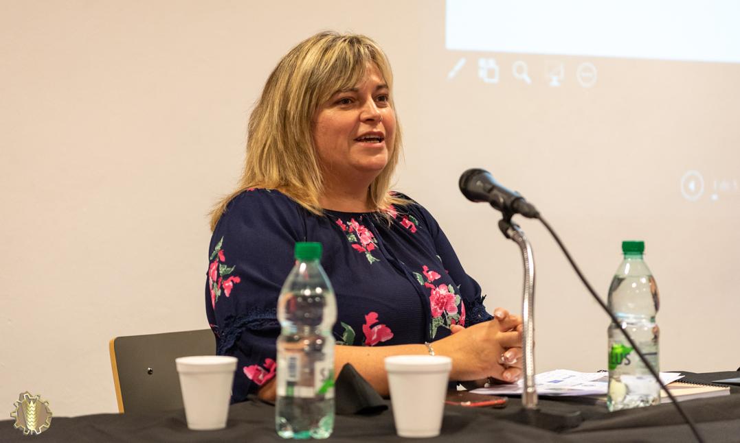 Exposición de la licenciada en bioquímica Cecilia Negro, coordinadora del Tecnólogo en Biotecnología de UTU, durante la jornada Mujeres en Ciencia y Tecnología.