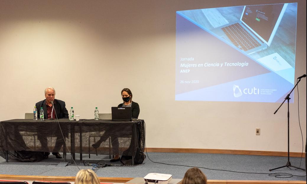 Exposición de representantes de la gerente general de la Cámara Uruguaya de Tecnologías de la Información (CUTI), licenciada Andrea Mendaro, durante la jornada Mujeres en Ciencia y Tecnología.