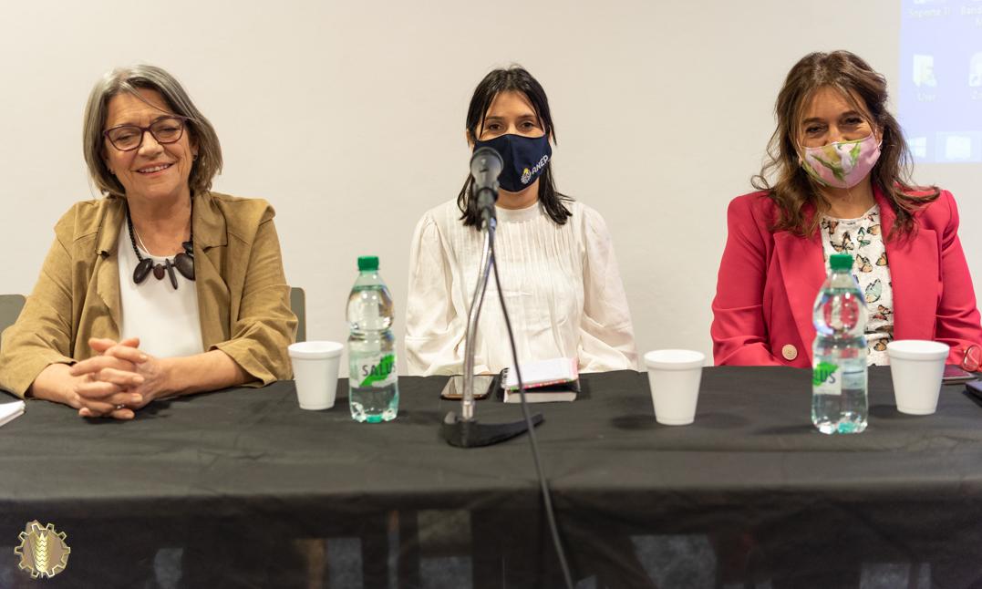 Foto de familia de autoridades tras exposición durante mesa de apertura de la jornada Mujeres en Ciencia y Tecnología, en el Auditorio de la Escuela de Artes y Artesanías "Dr. Pedro Figari".