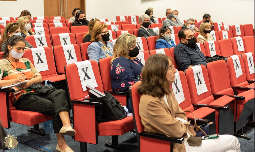 Publico asistente en las butacas del auditorio de la Escuela de Artes y Artesanías "Dr. Pedro Figari" durante la jornada Mujeres en Ciencia y Tecnología.