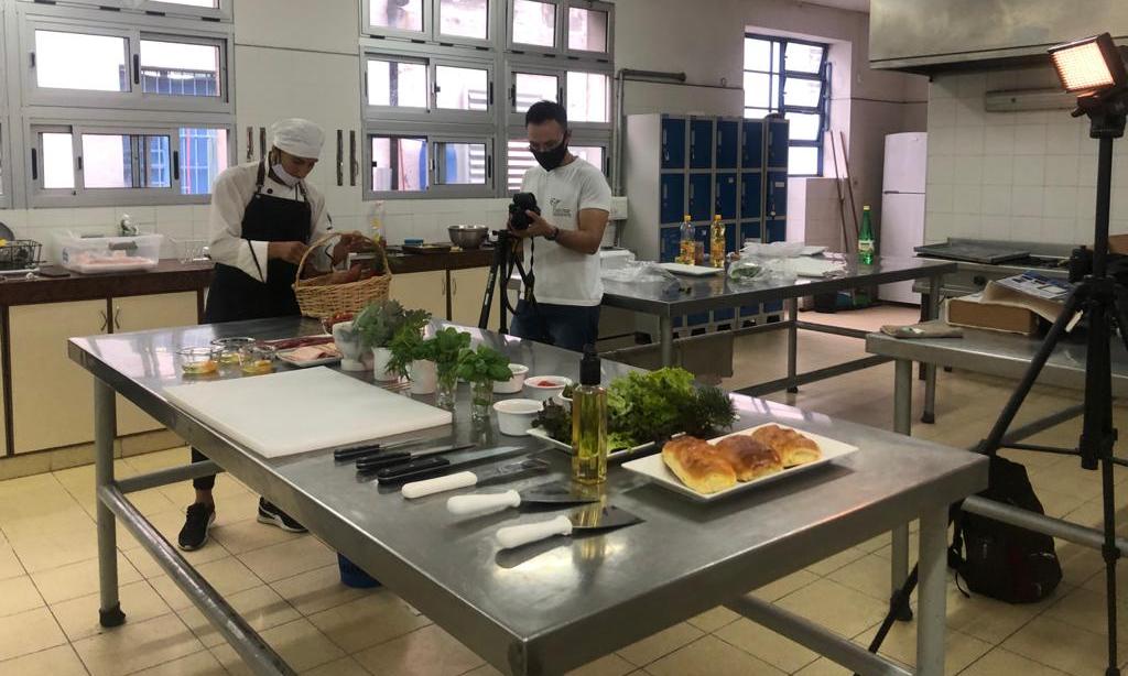 Estudiante cocinando