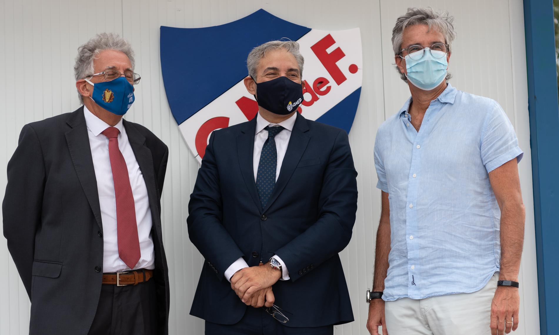 autoridades enfrente a escudo