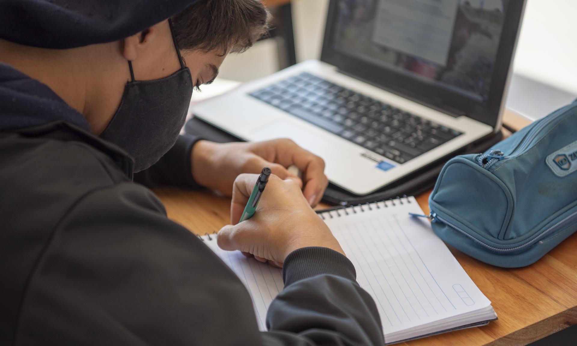 Estudiante en computadora 