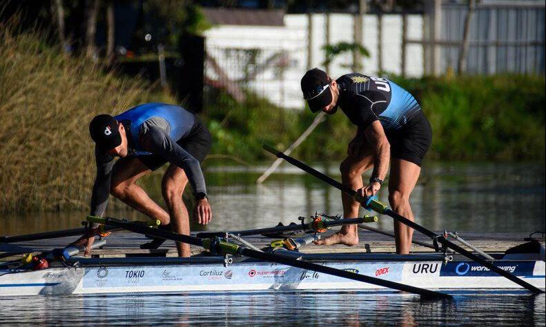 Remeros uruguayos finalizando una carrera