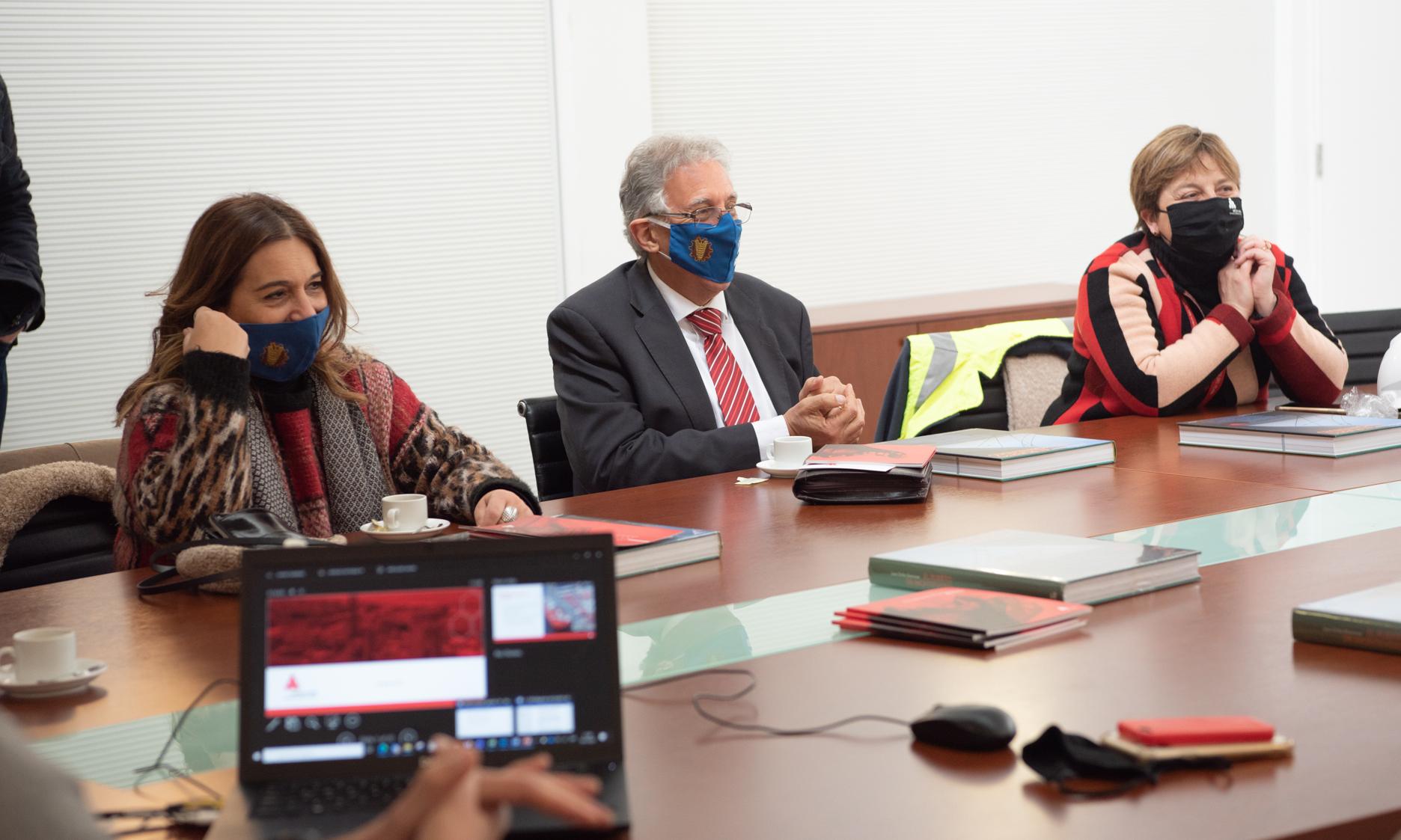 juan pereyra conversando en la mesa
