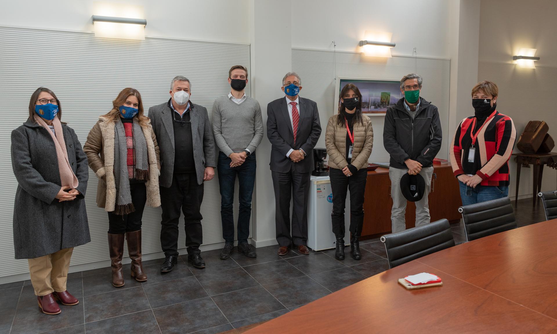 autoridades parados
