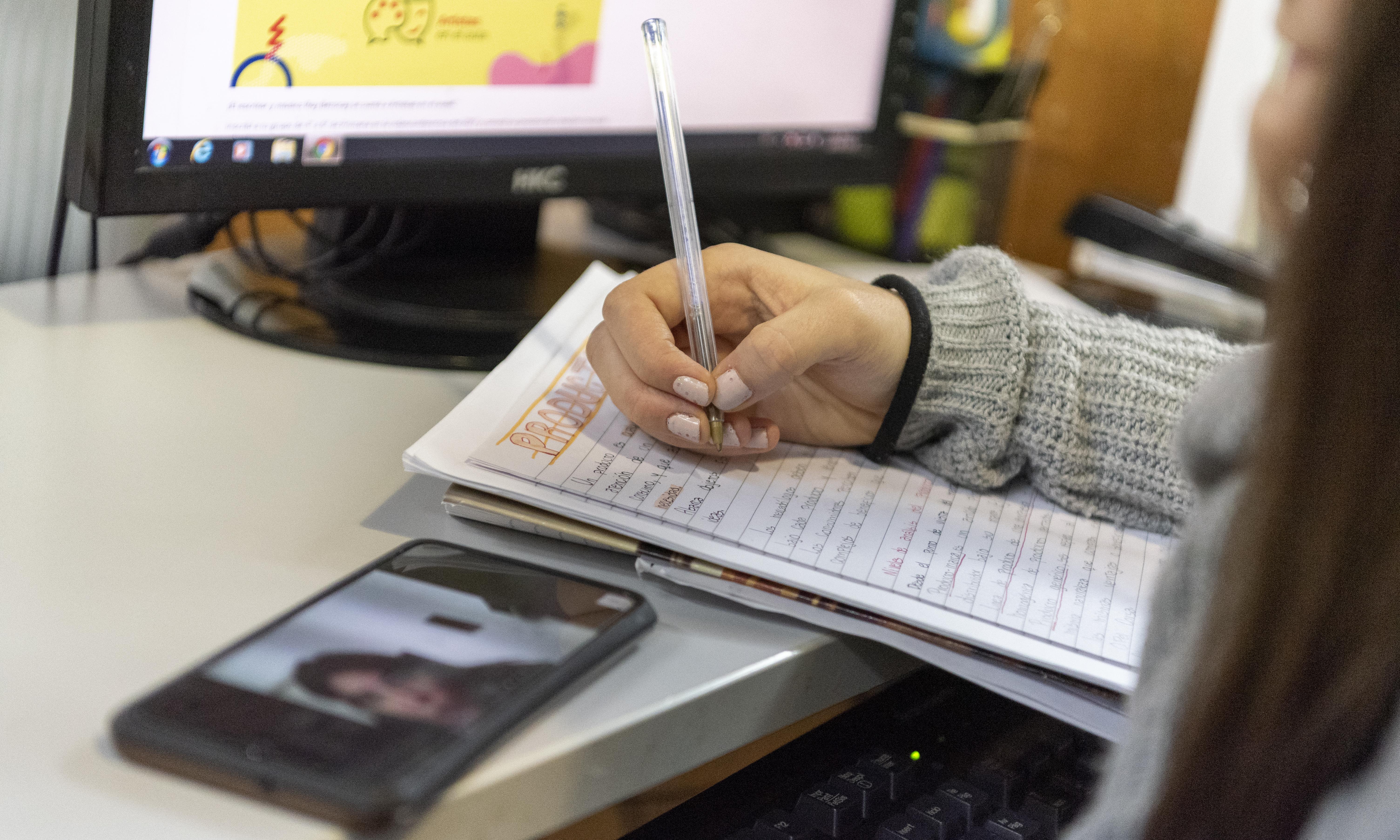 Estudiante en video llamada