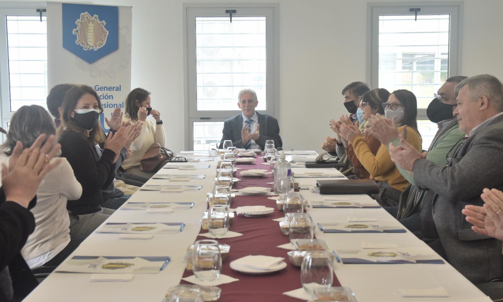 autoridades en la mesa
