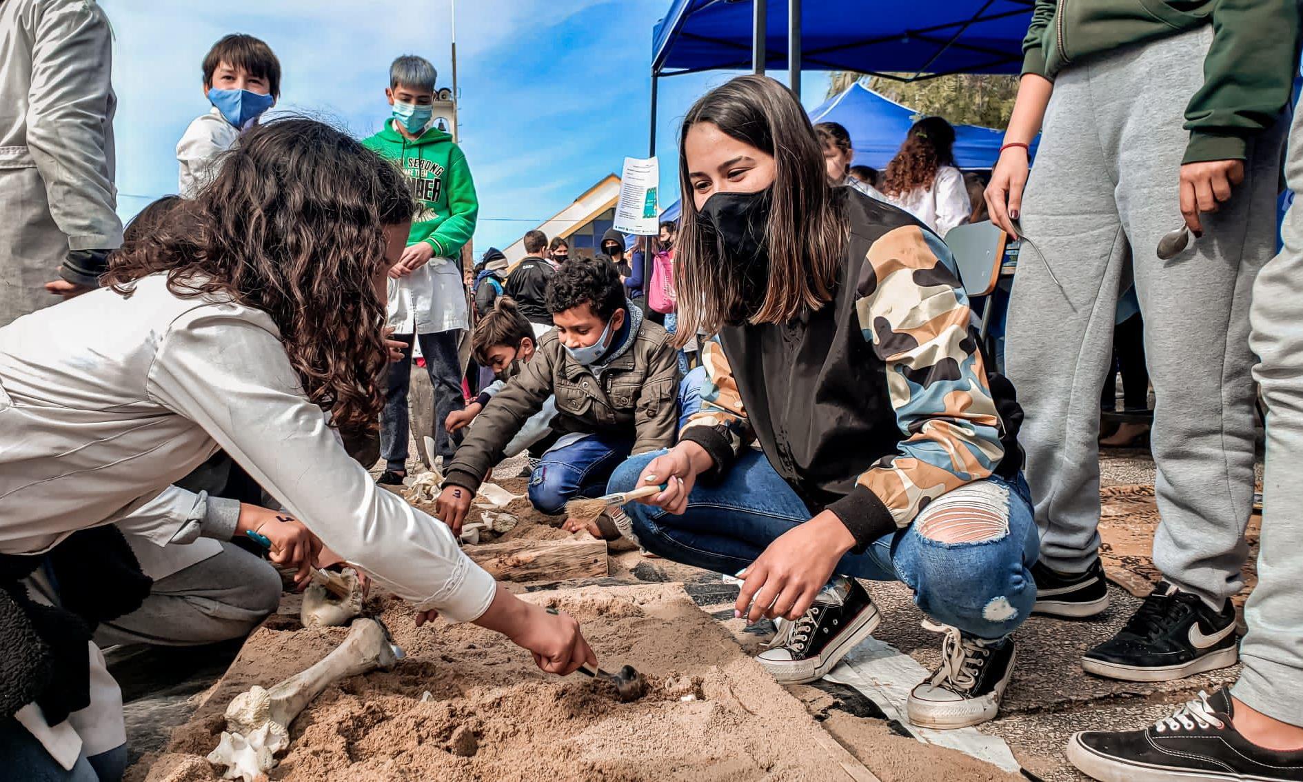 Estudiantes mostrando restos arqueológicos en Feria Educativa Guichón