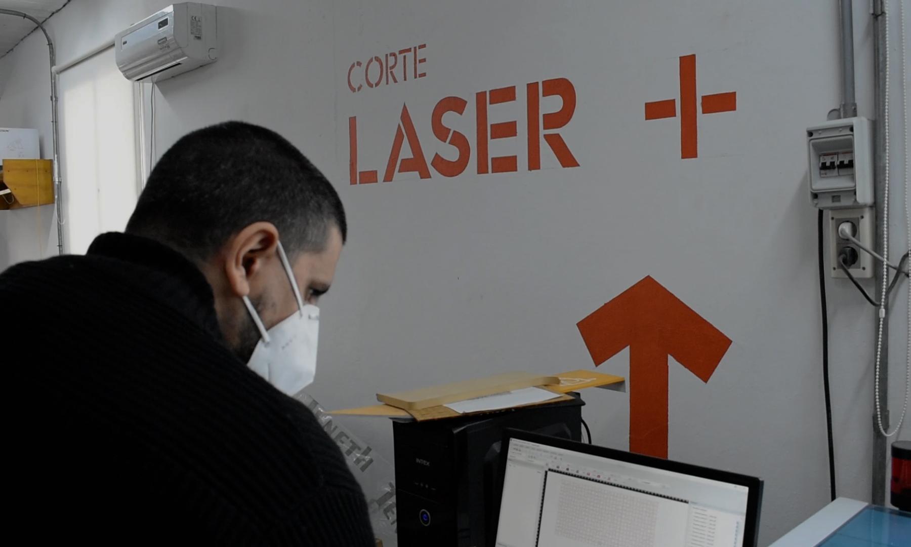 Docente trabajando en impresión 3D