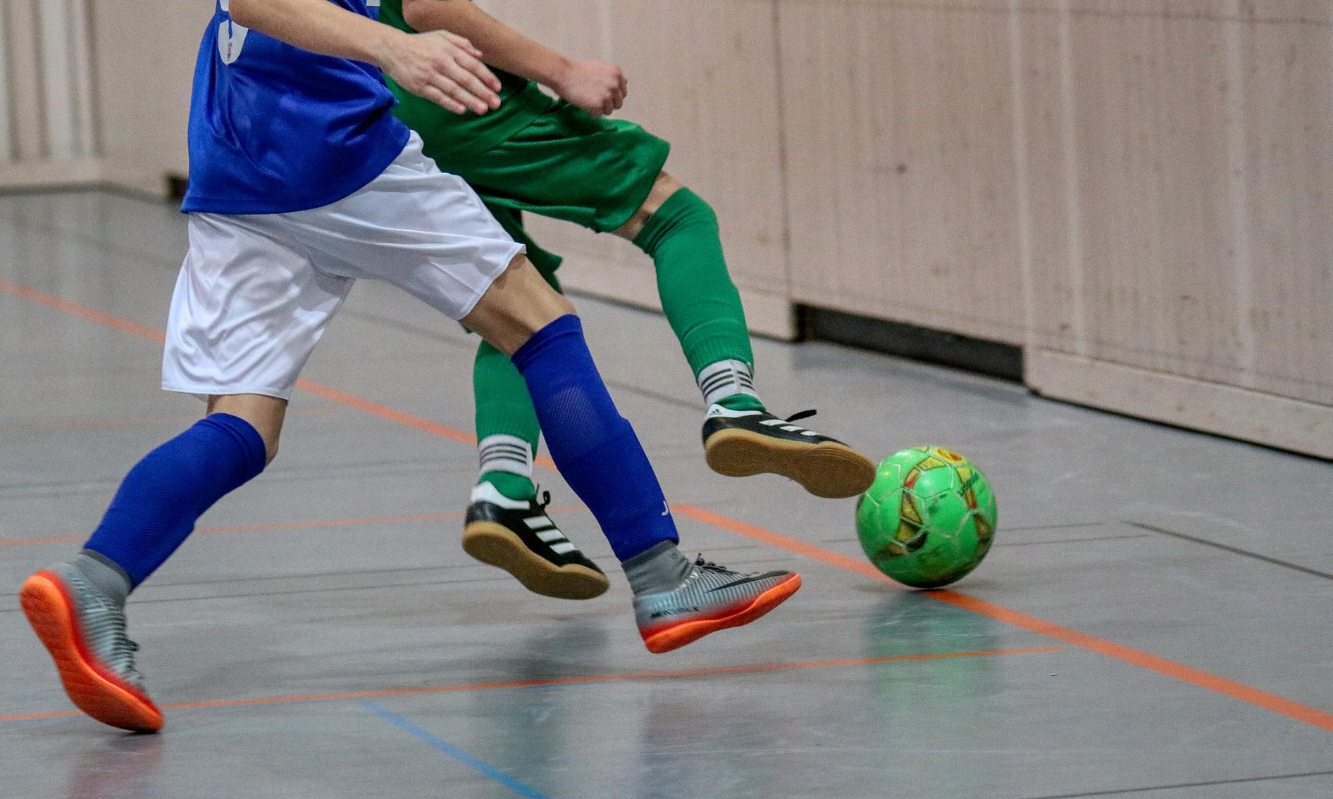 Chicos jugando al Futbol Sala