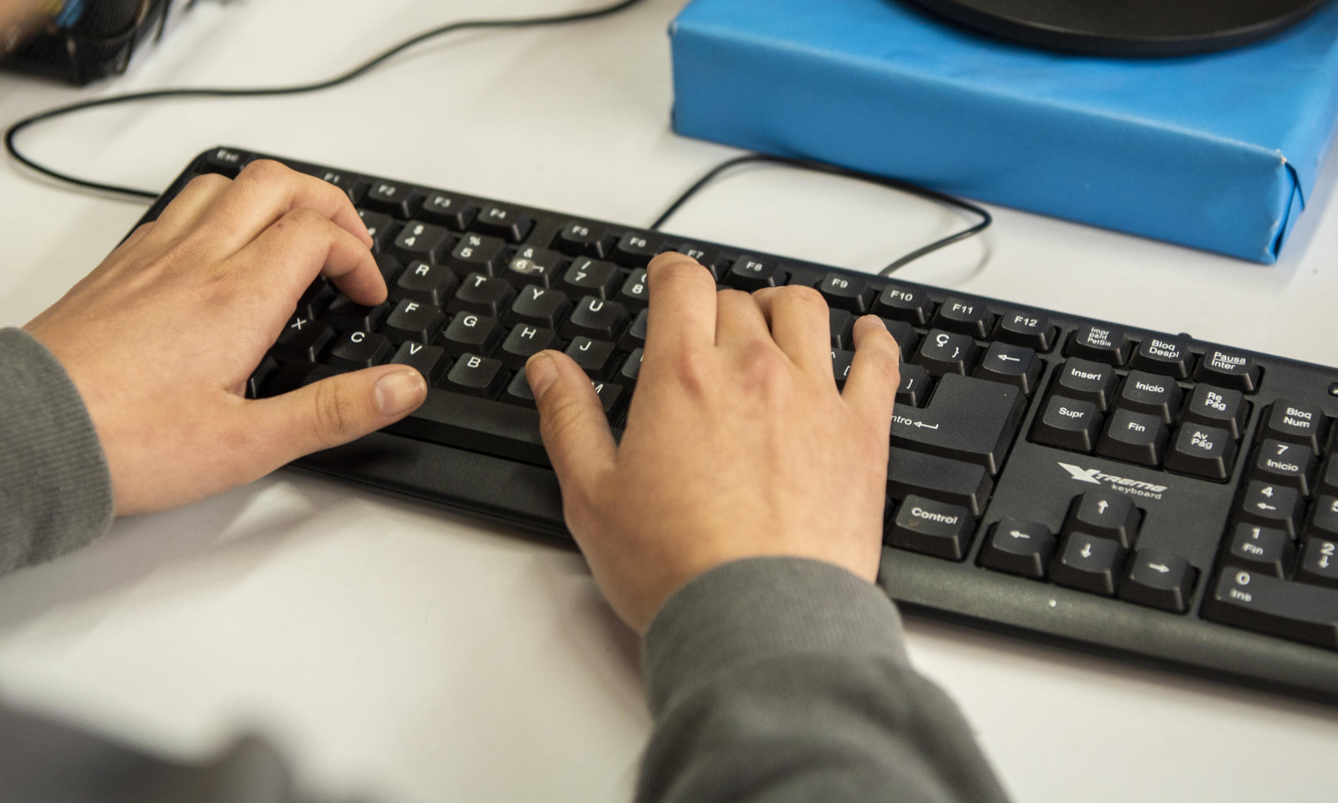 Manos en teclado
