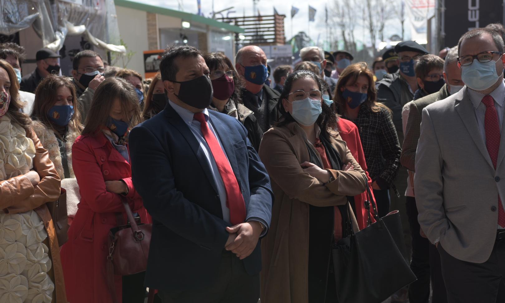 Autoridades presentes y público en general en el Stand de UTU
