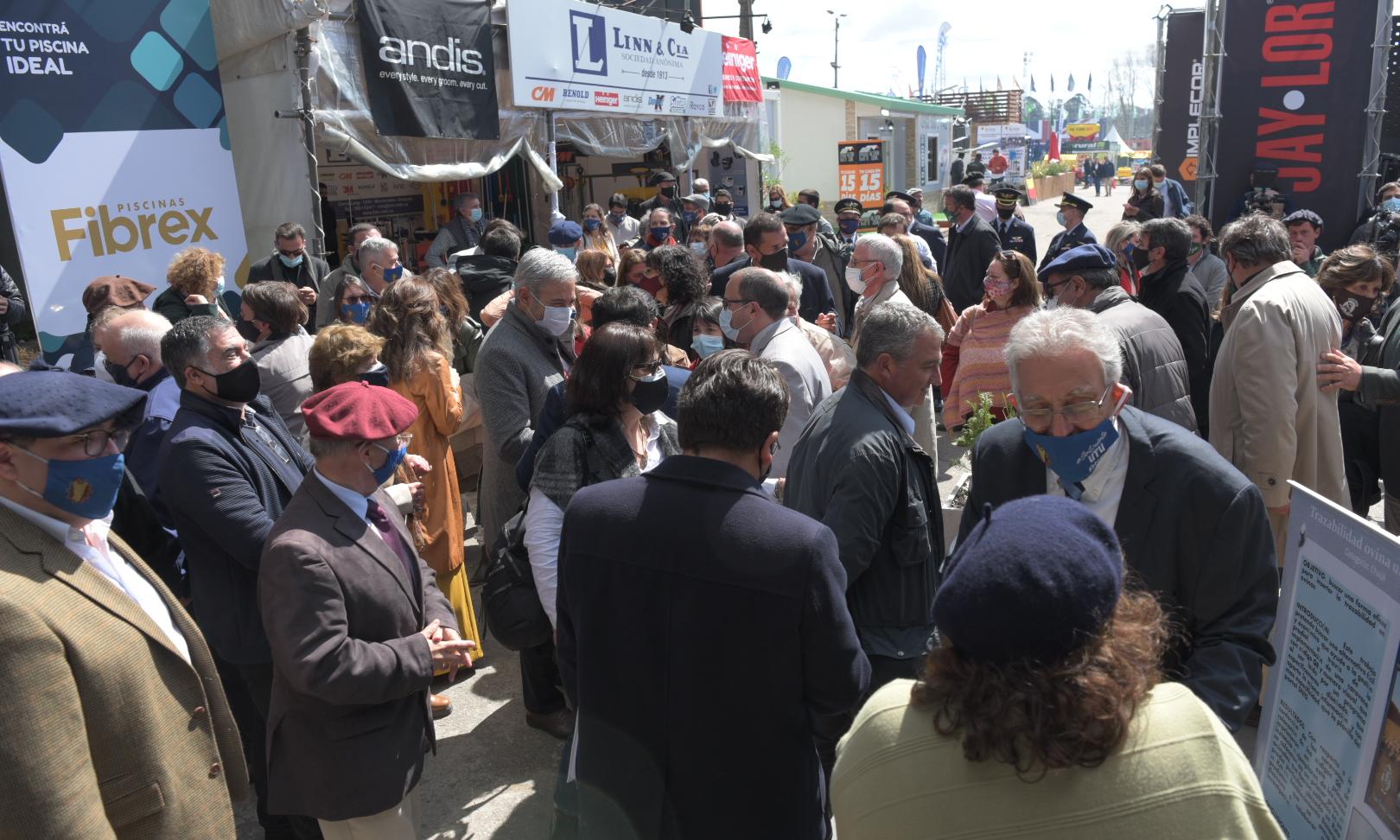 Autoridades presentes y público en general en el Stand de UTU