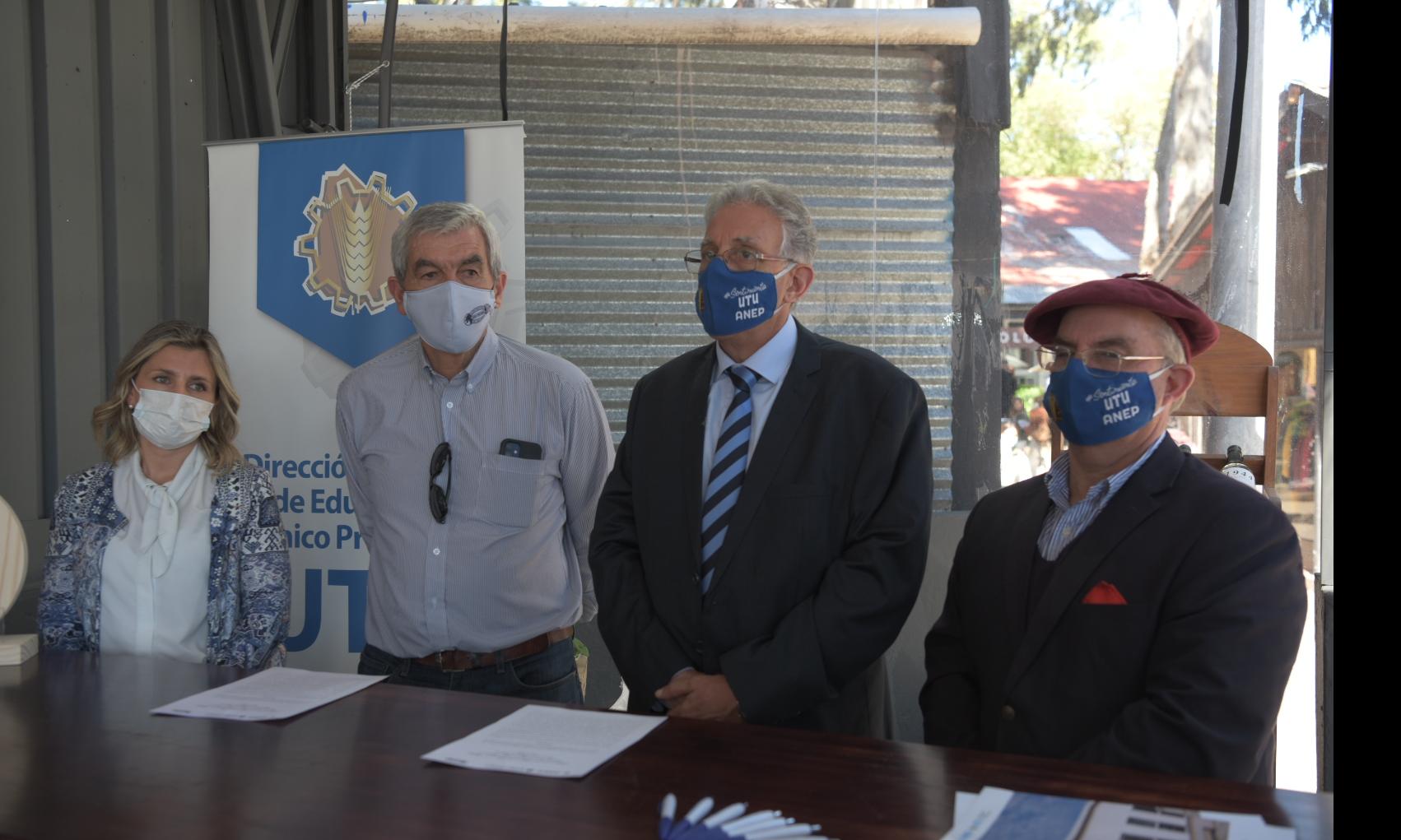 Autoridades de UTU y de la Asociación Agropecuaria de Dolores, Soriano