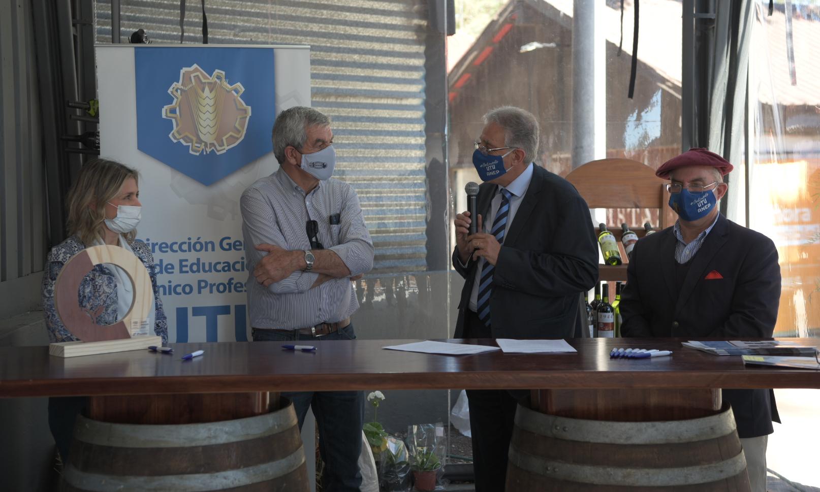 Autoirdades de UTU y de la Asociación Agropecuaria de Dolores