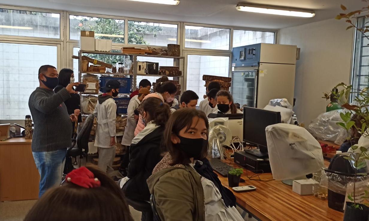 Alumnos escuela Nº 94 de Rivera en recorrida por el Polo Tecnológico de UTU