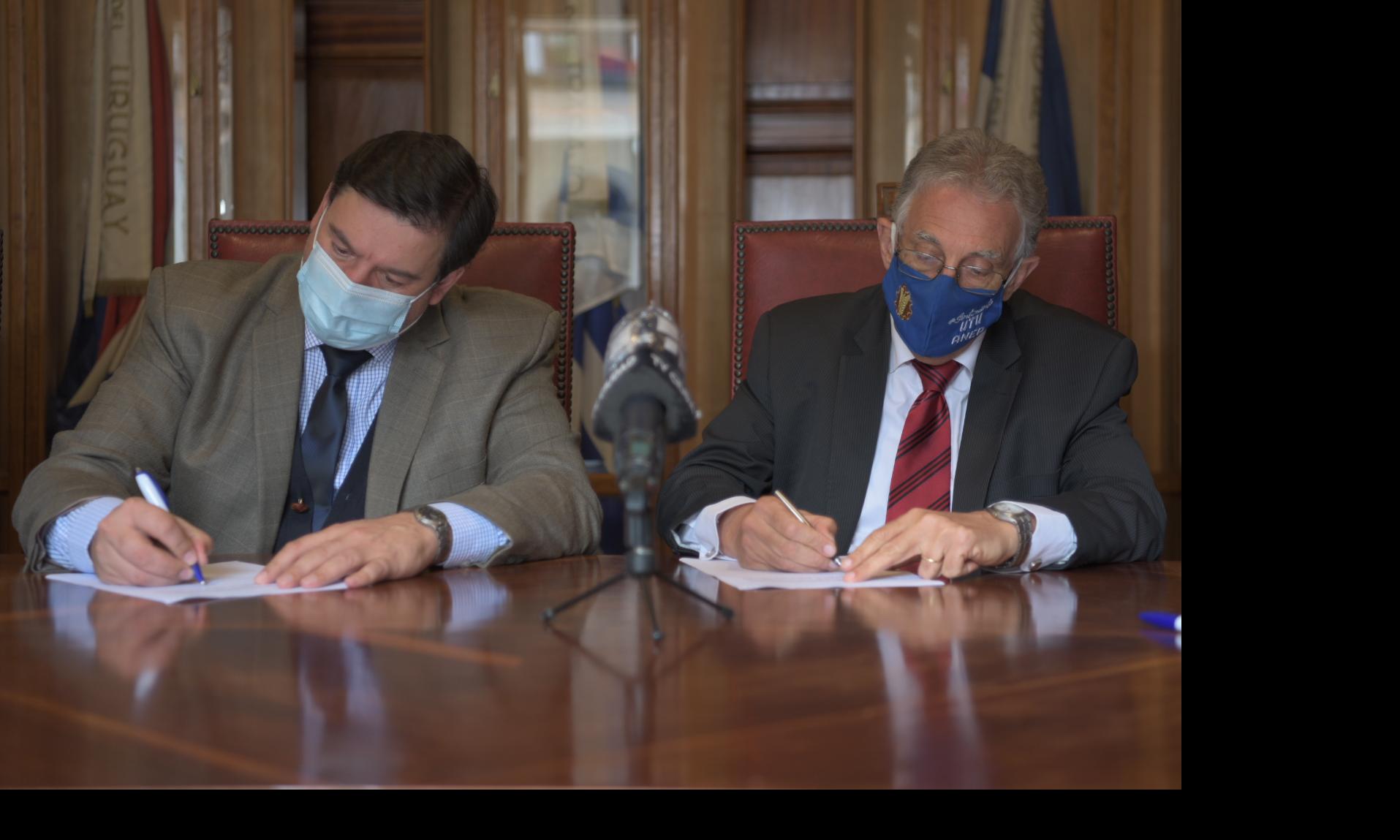 firmando el convenio