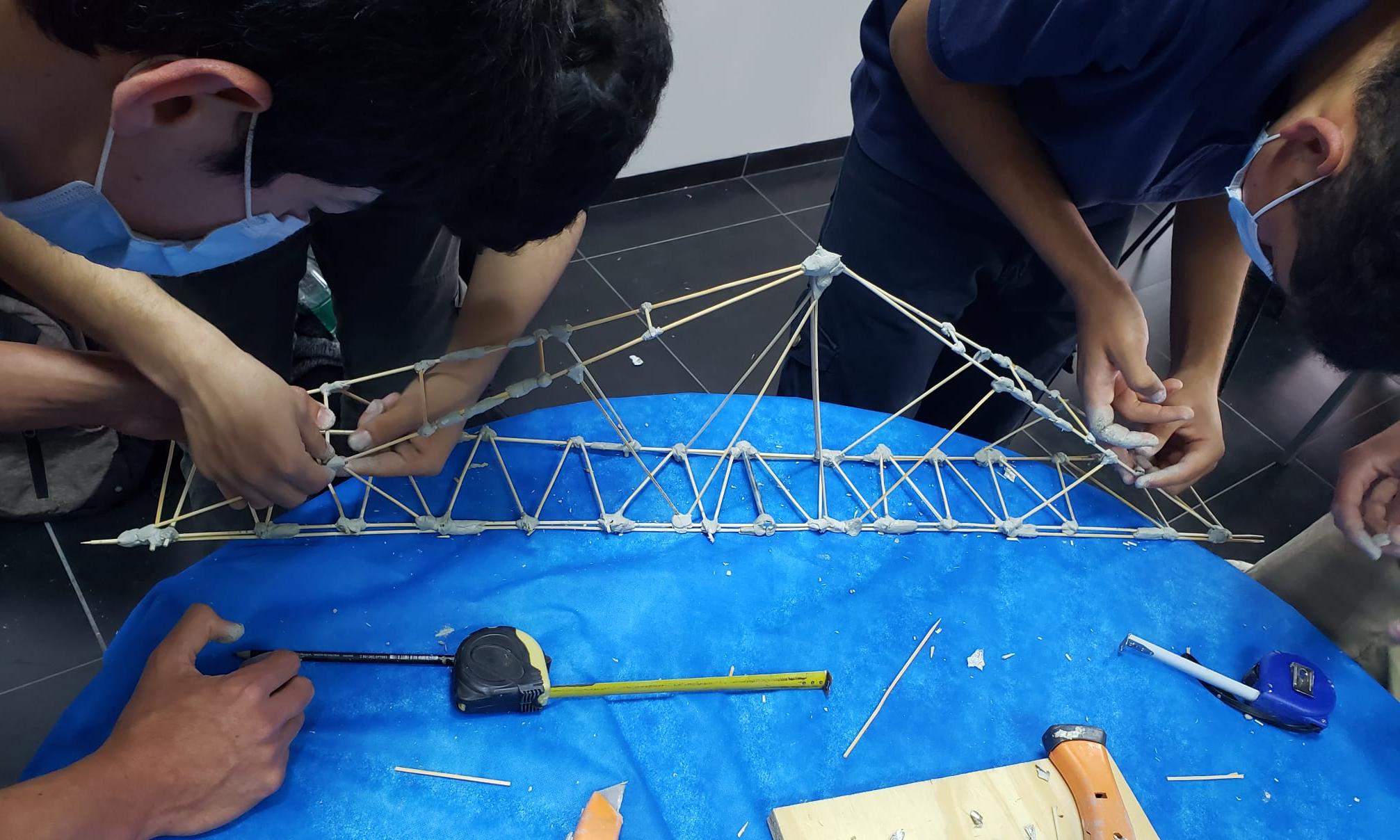 estudiantes armando el puente
