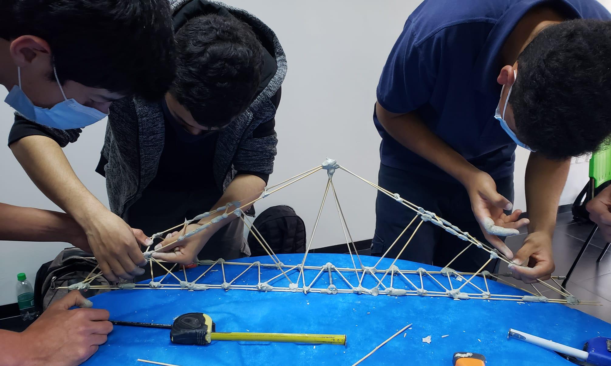estudiantes armando el puente