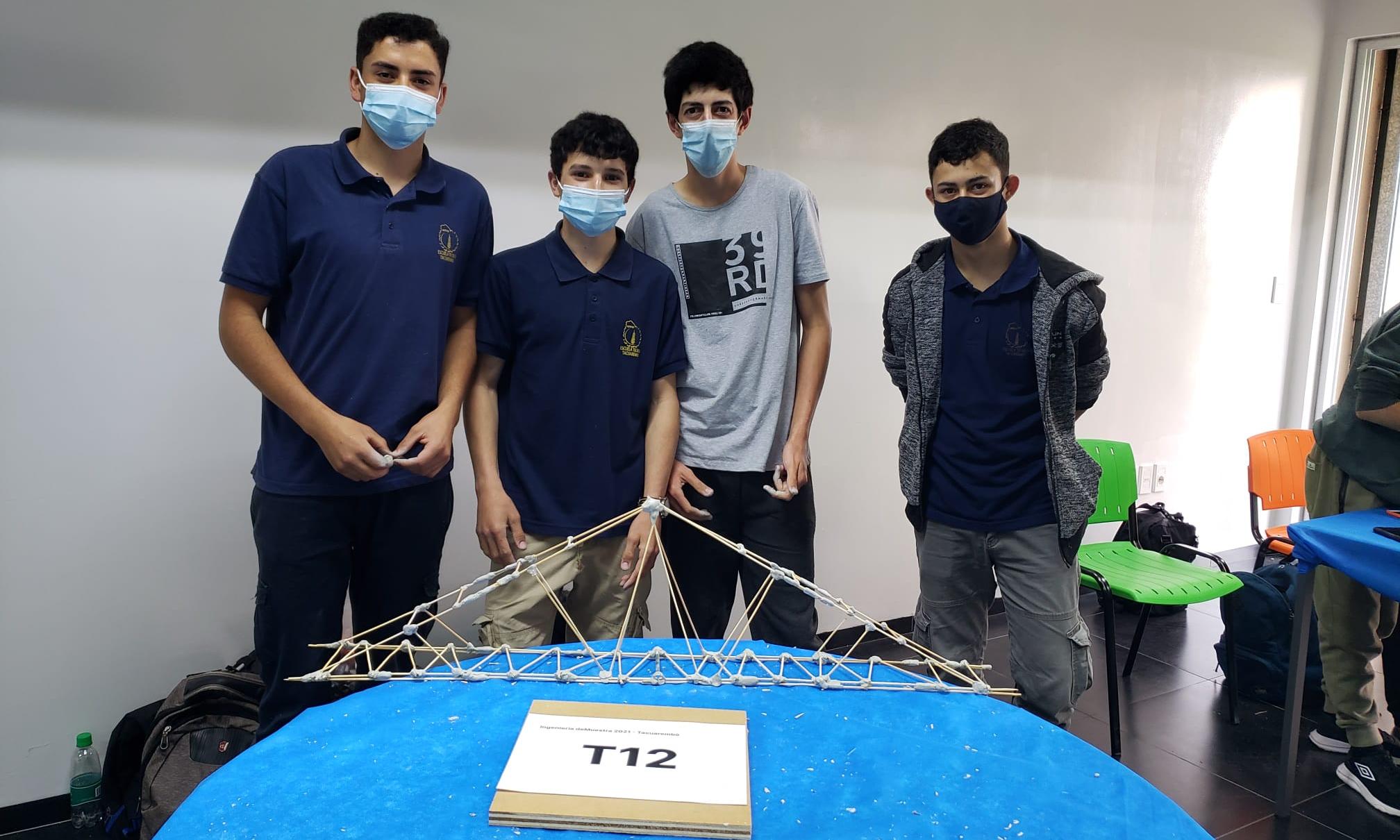 estudiantes mostrando el puente