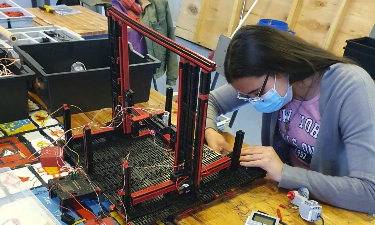 estudiantes trabajando en el proyecto