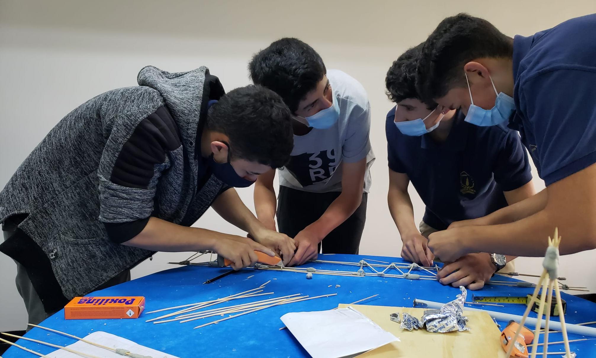 estudiantes haciendo el puente