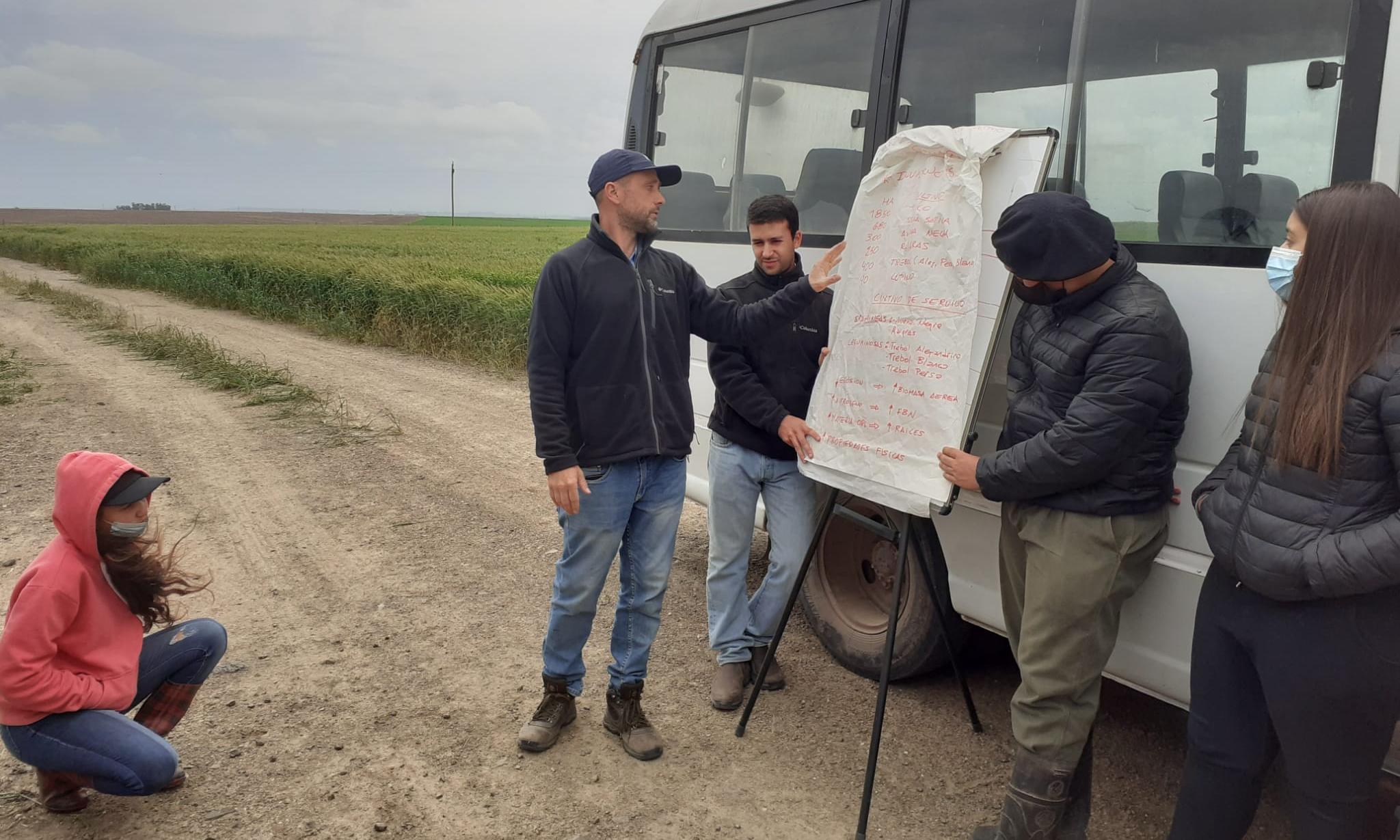 estudiantes teniendo una charla