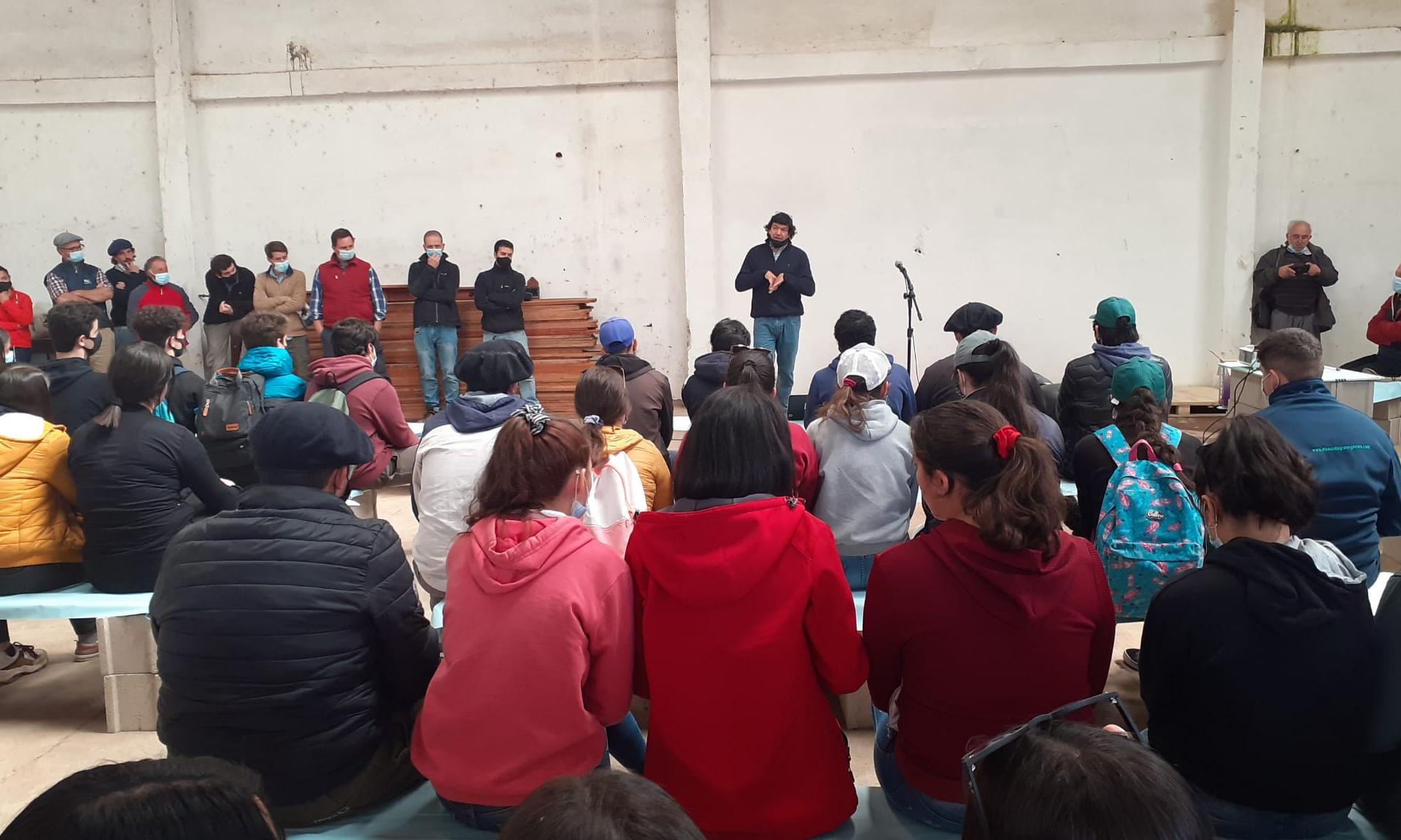 estudiantes teniendo una charla