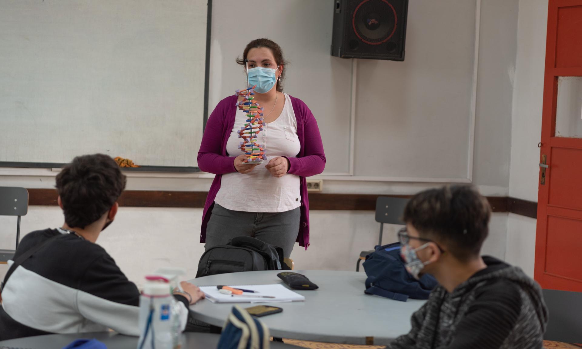 docente con dos estudiantes