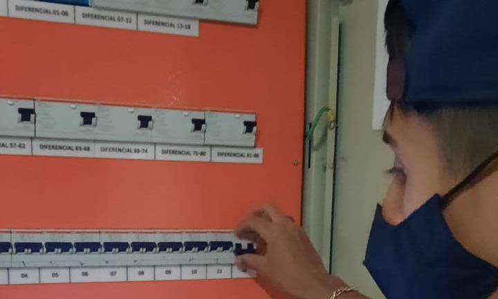 estudiante con las luces