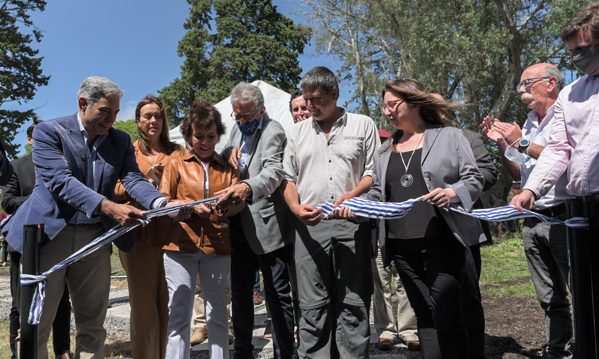 autoridades cortando la cinta