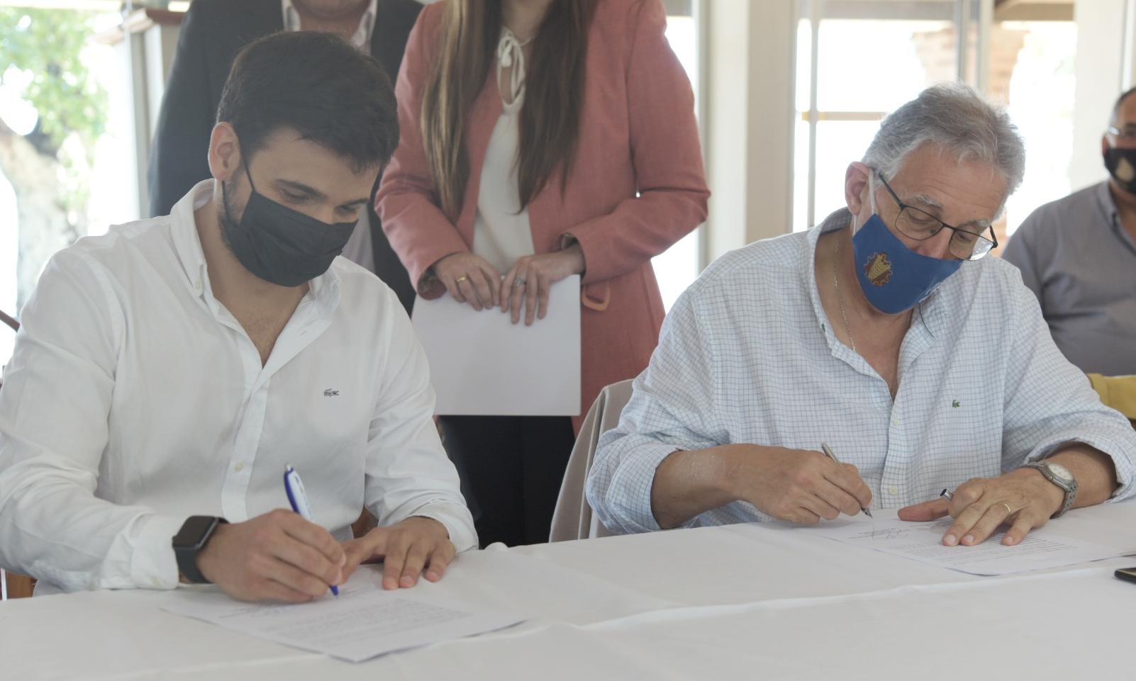 Firmando el convenio